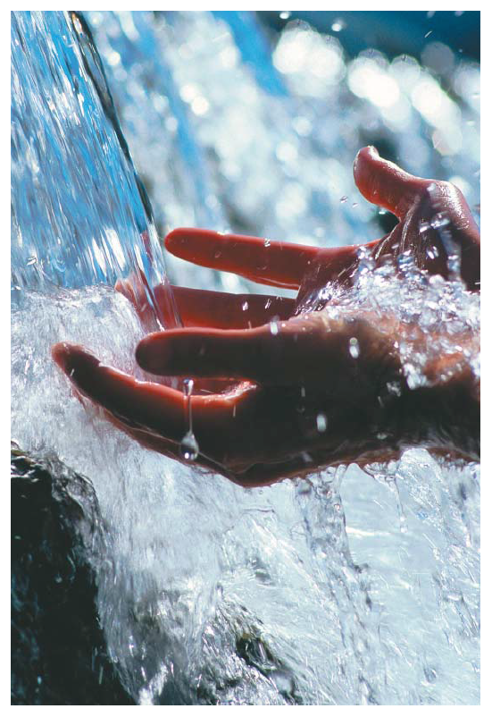 Фотография льющейся на руки воды из азбуки насосов